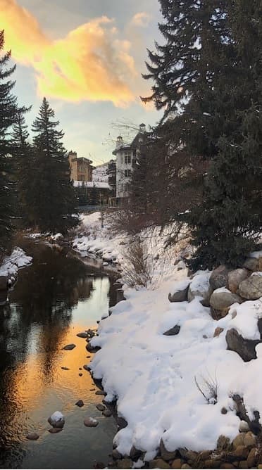 La familia Tacher goza de los bellos paisajes nevados y de la unión que se vive cuando vacacionan.