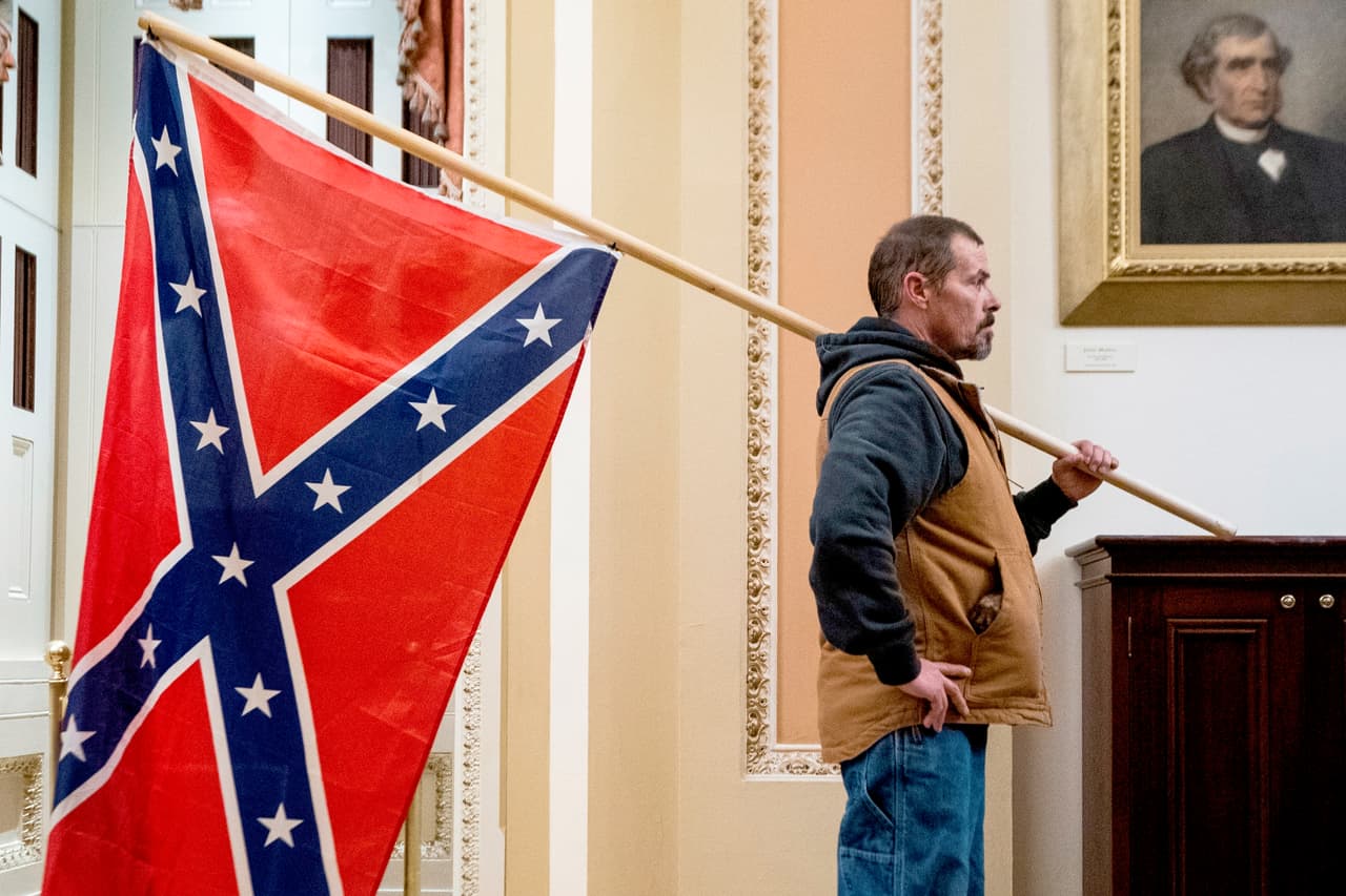 Autoridades de Delaware arrestaron a Kevin Seefried, identificado como el hombre que entró de manera violenta e ilícita al Capitolio Nacional en Washinton DC, llevando una bandera confederada durante los hechos del pasado 6 de enero del 2021.
<br>