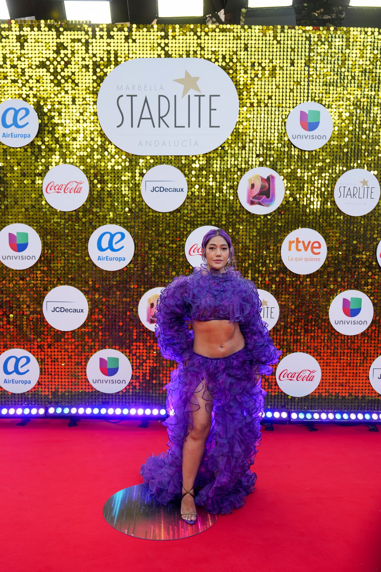 Fariana llegó vestida de 'La Mujer de Púrpura' a Premios Juventud.