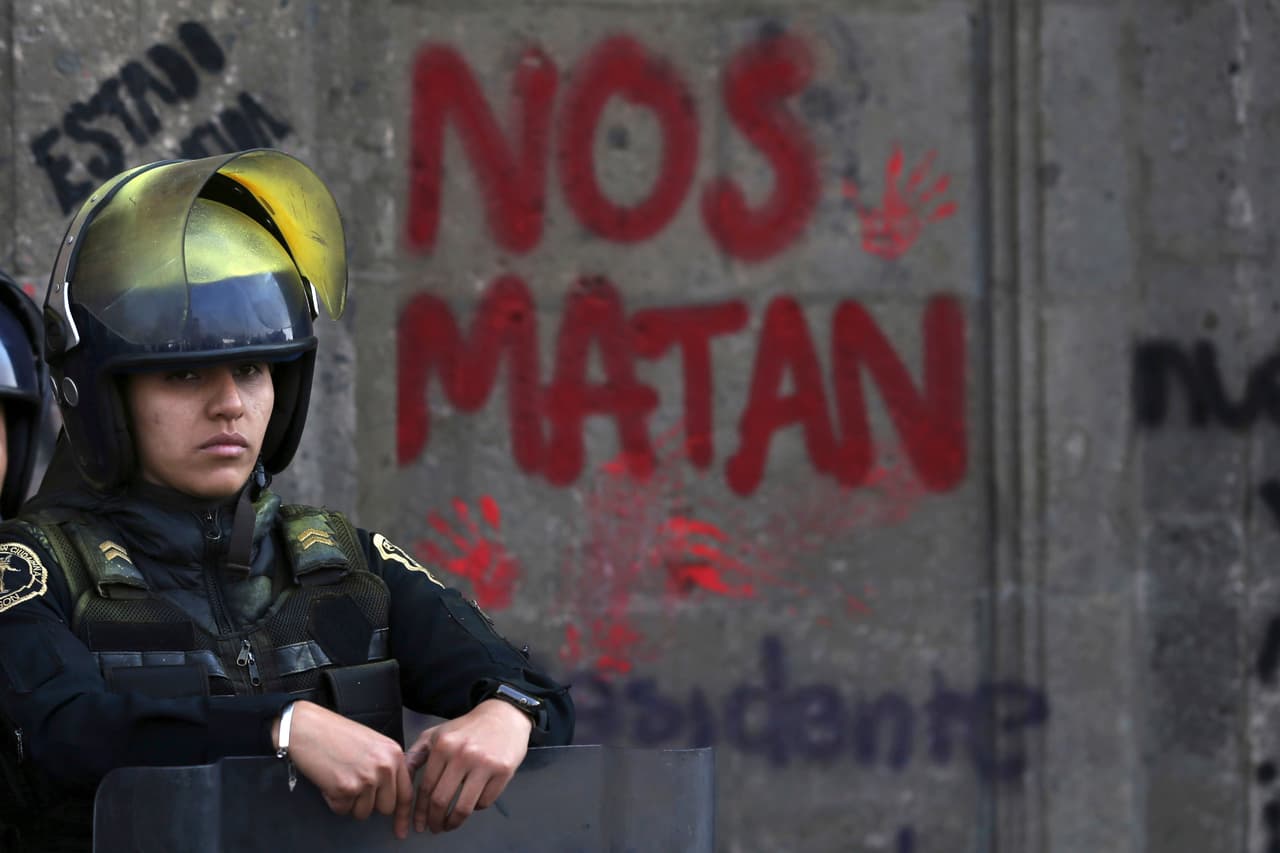 Un policía guarda la entrada al Palacio Nacional durante las protestas del día de San Valentín.