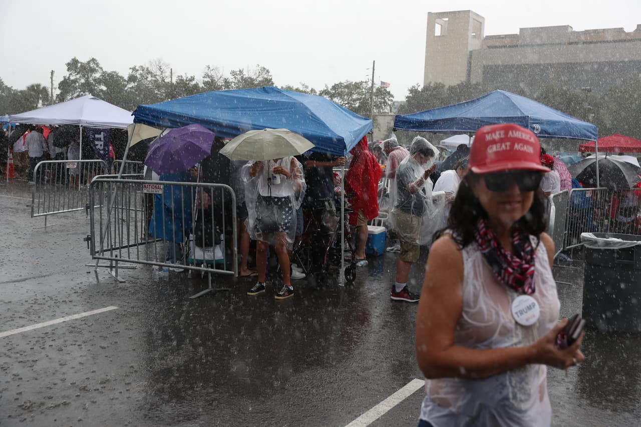 Sin importarles la lluvia y el calor, una multitud de hispanos espera a Trump en Orlando para el lanzamiento de su campaña