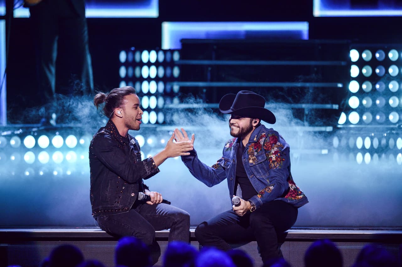 Prince Royce y Gerardo Ortiz unieron por primera vez sus voces sobfre este escenario.