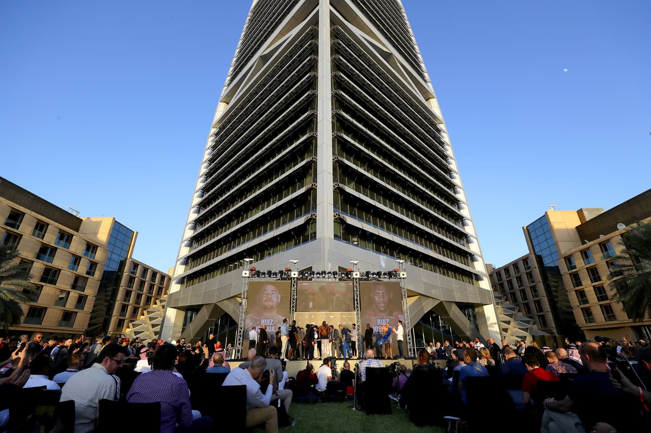 Anthony Joshua pesó 237.5 libras, mientras que Andy Ruiz dejó la aguja en 287.3 libras.