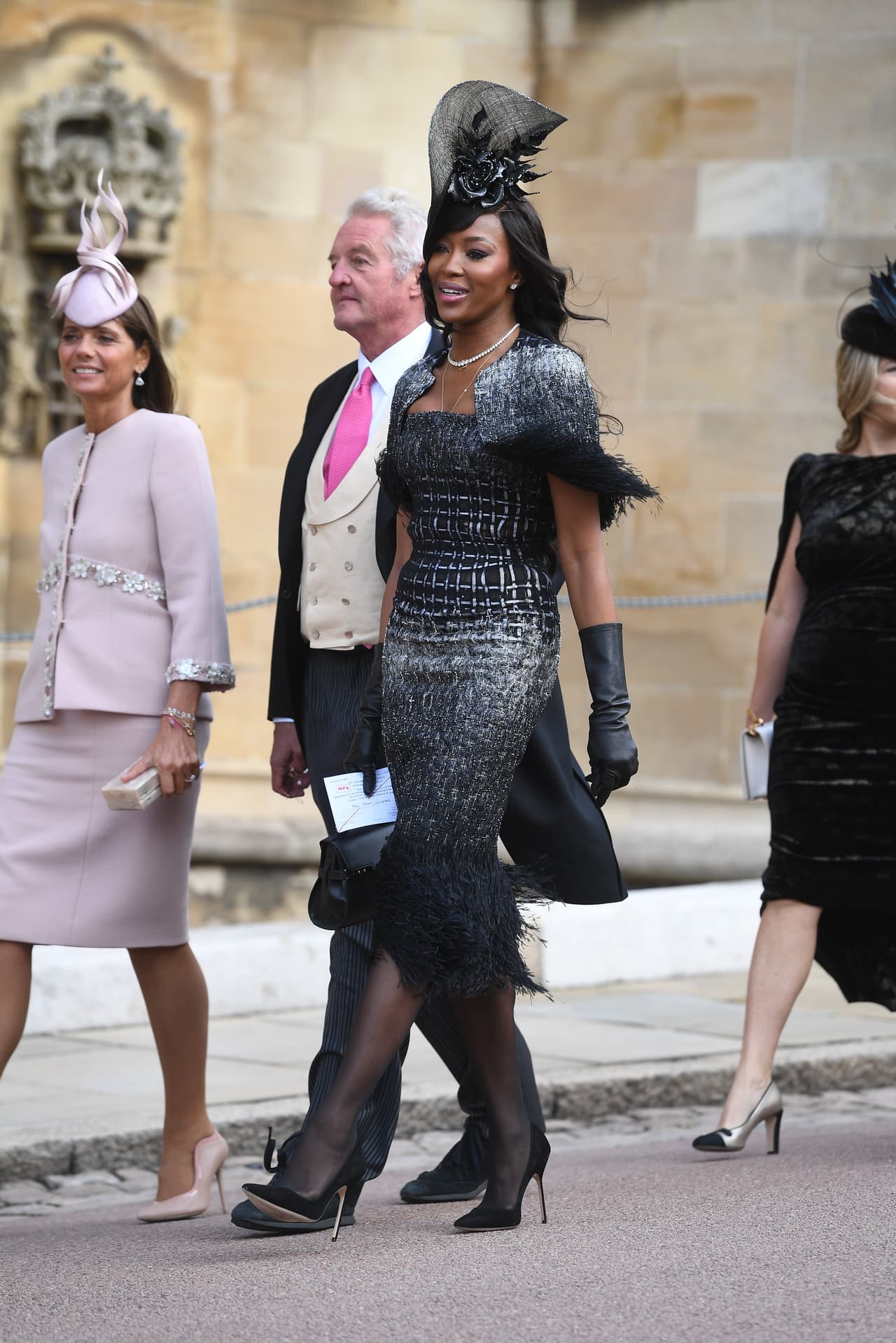 La modelo Naomi Campbell destacó desde su llegada con un atuendo de los diseñadores Ralph & Russo hecho a la medida.