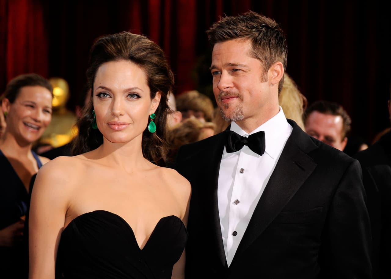 Cada una de sus apariciones en las ceremonias de los Oscar permitía que el público se colara en la relaidad de un amor que a nadie dejaba incauto. Su presencia en las alfombras rojas era necesaria simplemente para subir el
<i>rating</i> de la transmisión. En las noticias del 2009, los protagonistas de los Premios Oscar fueron tanto las miradas de complicidad que Brad Pitt le lanzaba a Angelina, como esos emblemáticos aretes de esmeraldas colombianas que usó la actriz.