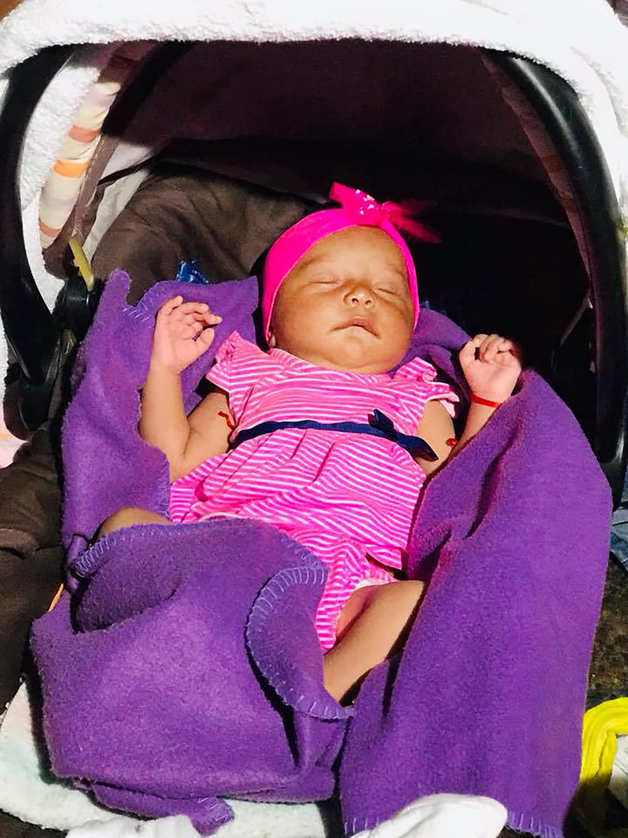 Reychel Cayax tiene 27 días de nacida y es posible que sea la bebé más pequeña de la caravana.