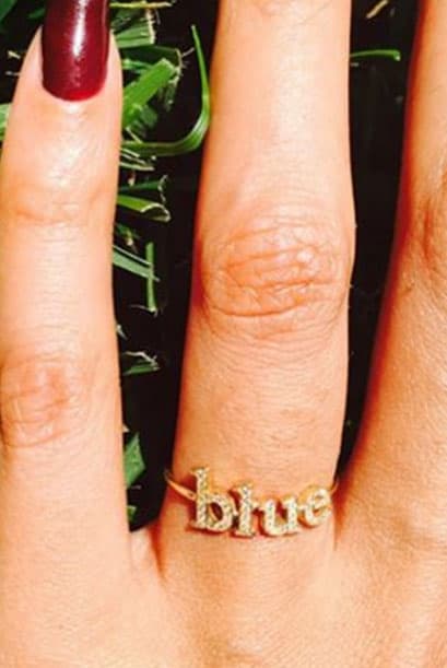 Y no podía faltar un anillo con el nombre de su pequeña hija, repleto de bella pedrería.