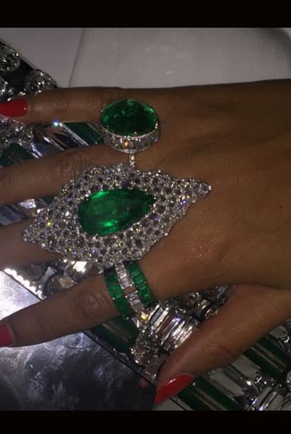 Miren nada más el ¡tamaño de esa piedra! Seguramente hasta la mano le pesaba.