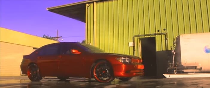 El BMW 745 es otro modelo que Larry Hernández decidió renovar por completo, con una pintura en rojo metalizado que extendió a la parrilla del vehículo y los bordes de los rines.