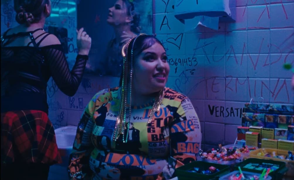 La vendedora tuvo un look acorde con la temática del video