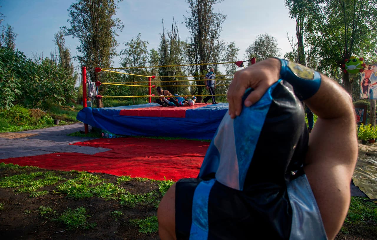 Confiados en que la función virtual será un éxito, los organizadores planean seguir teniendo la chinampa como arena.
<b> El próximo encuentro, en lugar del amanecer, será de noche, lo que esperan, atraiga más espectadores.</b>
<br>