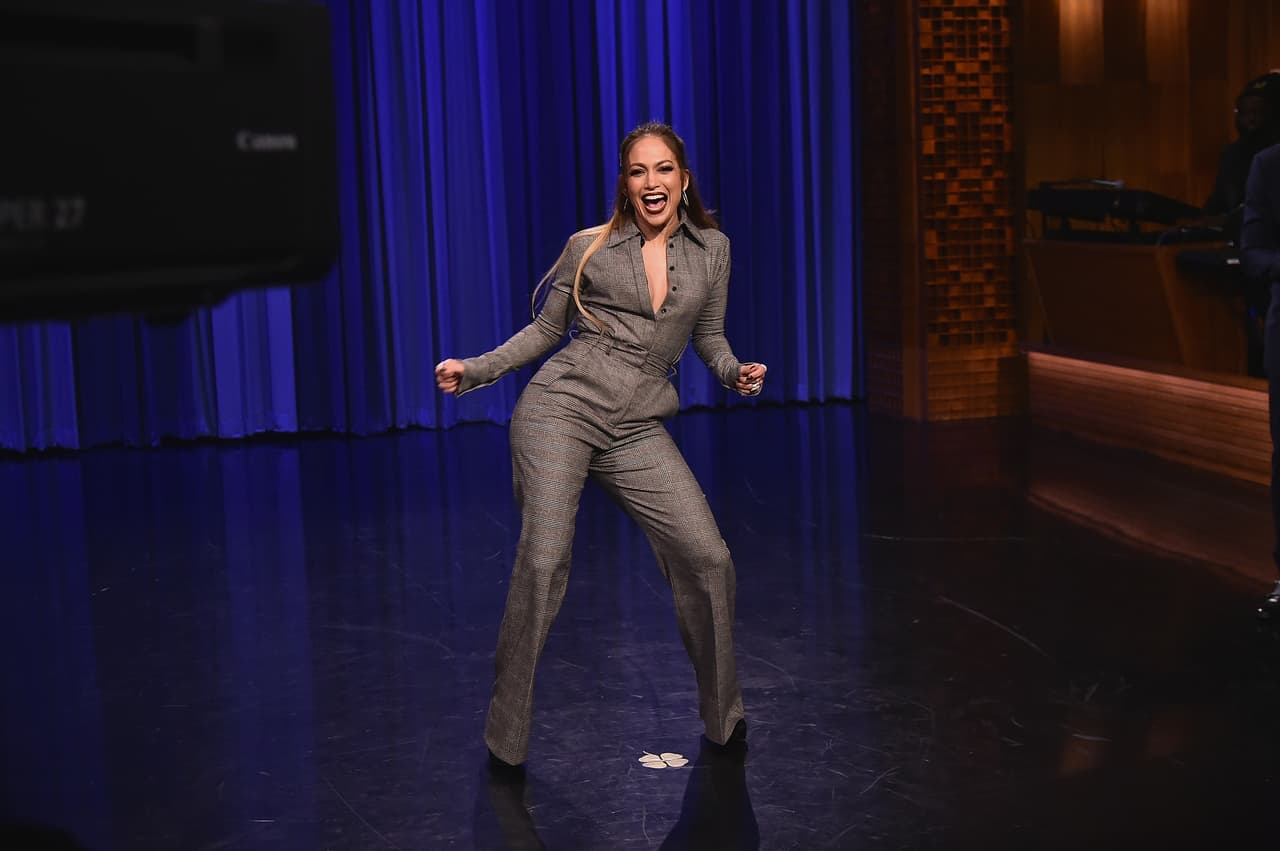 Jennifer López defendió la importancia de
<b><a href="https://www.univision.com/entretenimiento/de-la-fiesta-al-yoga-caliente-jennifer-lopez-y-alex-rodriguez-fotos">hacer ejercicios, sobre todo en la mañana, </a></b>porque la fortalece y le produce felicidad.