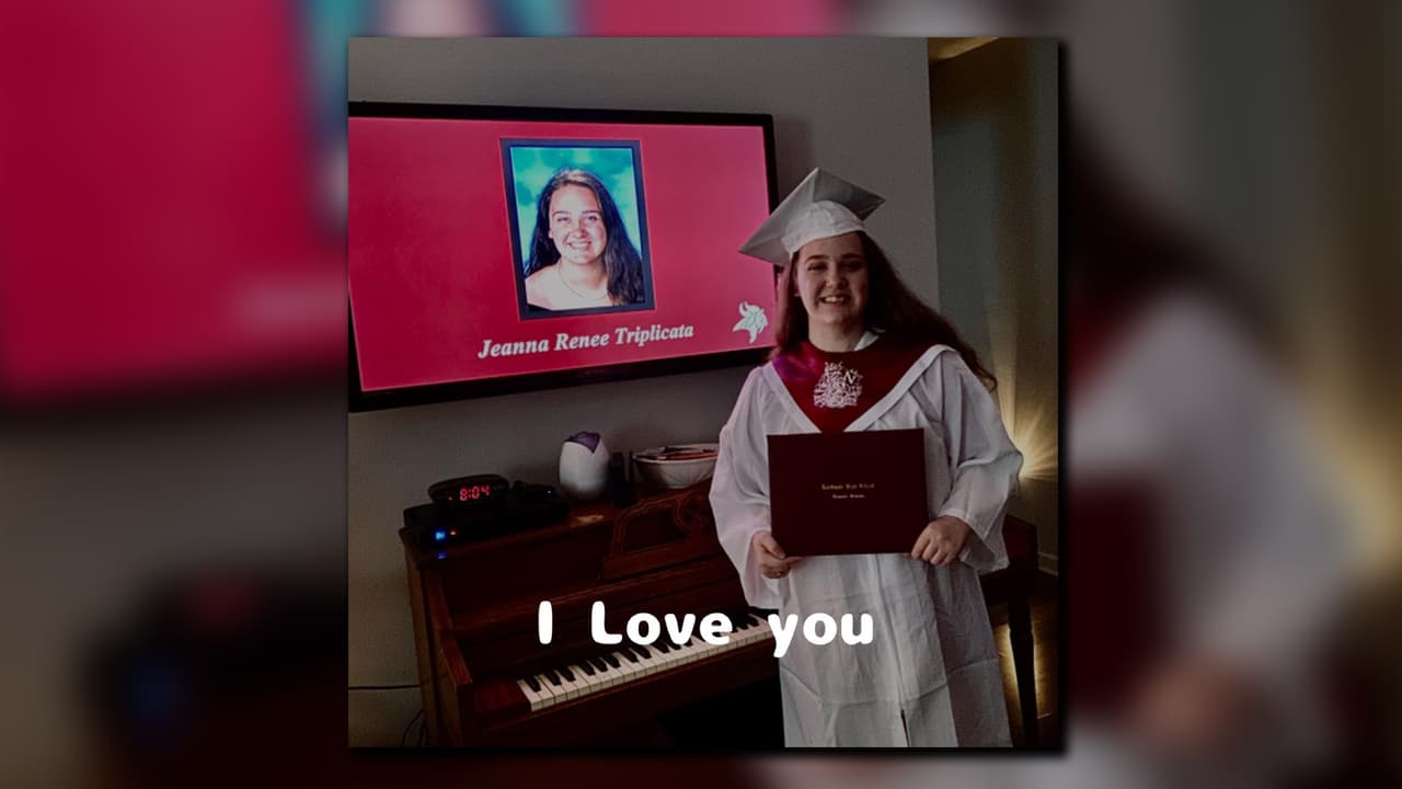 Jeanna Renee Triplicata, de 18 años y el instructor Nick Esposito, de 35 años, murieron luego de que sus paracaídas no desplegarán durante el primer un salto en pareja, ambos estaban unidos a una plataforma de paracaídas.