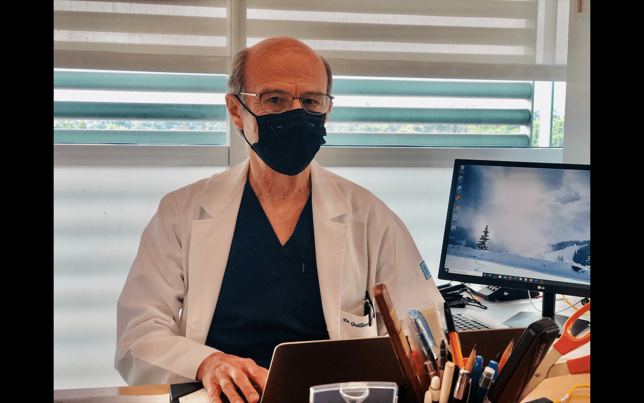 Guillermo Ruiz-Palacios, el jefe del ensayo clínico de la vacuna CanSino en México, dijo a Univision que estudian si la vacuna neesitará una dosis de refuerzo.