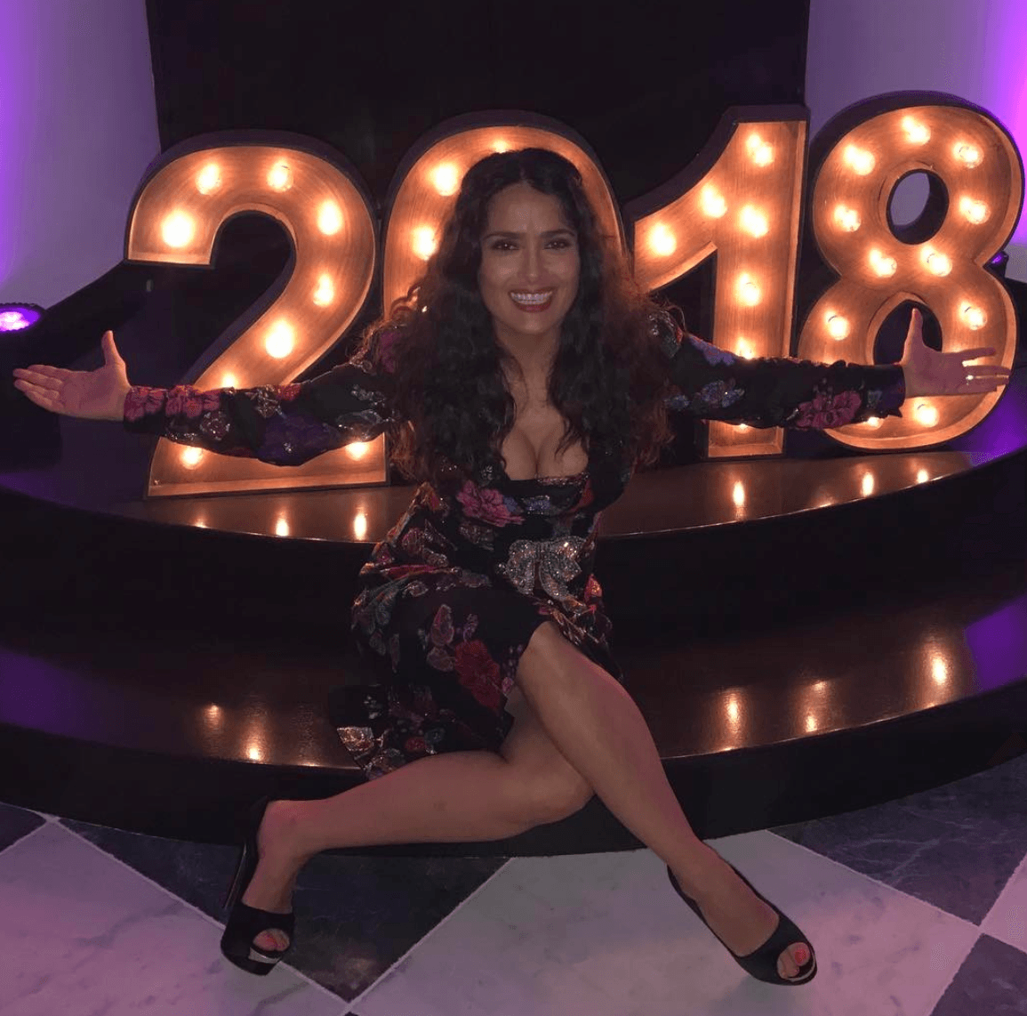 La actriz Salma Hayek subió esta foto y simplemente unos hashtags: "#happy2018 #feliz2018"