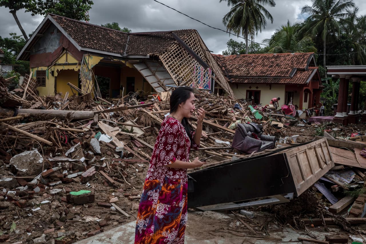Cerca de un millar de personas
<a href="https://www.univision.com/noticias/terremotos/mas-de-800-muertos-en-indonesia-tras-terremotos-y-tsunami-y-aun-se-espera-que-la-cifra-aumente">fallecieron en Indonesia tras dos terremotos y un tsunami que afectaron la ciudad de Palu a finales de septiembre</a>. Tres meses después más de mil personas resultaron heridas y 57 resultaron desaparecidas en
<a href="https://www.univision.com/noticias/tsunami/socorristas-redoblan-la-busqueda-de-sobrevivientes-del-tsunami-que-deja-al-menos-281-muertos-en-indonesia">Java y Sumatra tras el impacto de un tsunami provocado por la erupción del volcán Anak Krakatoa</a>, a unas 500 millas al suroeste de Palu en ese mismo país. 24 de diciembre 2012.