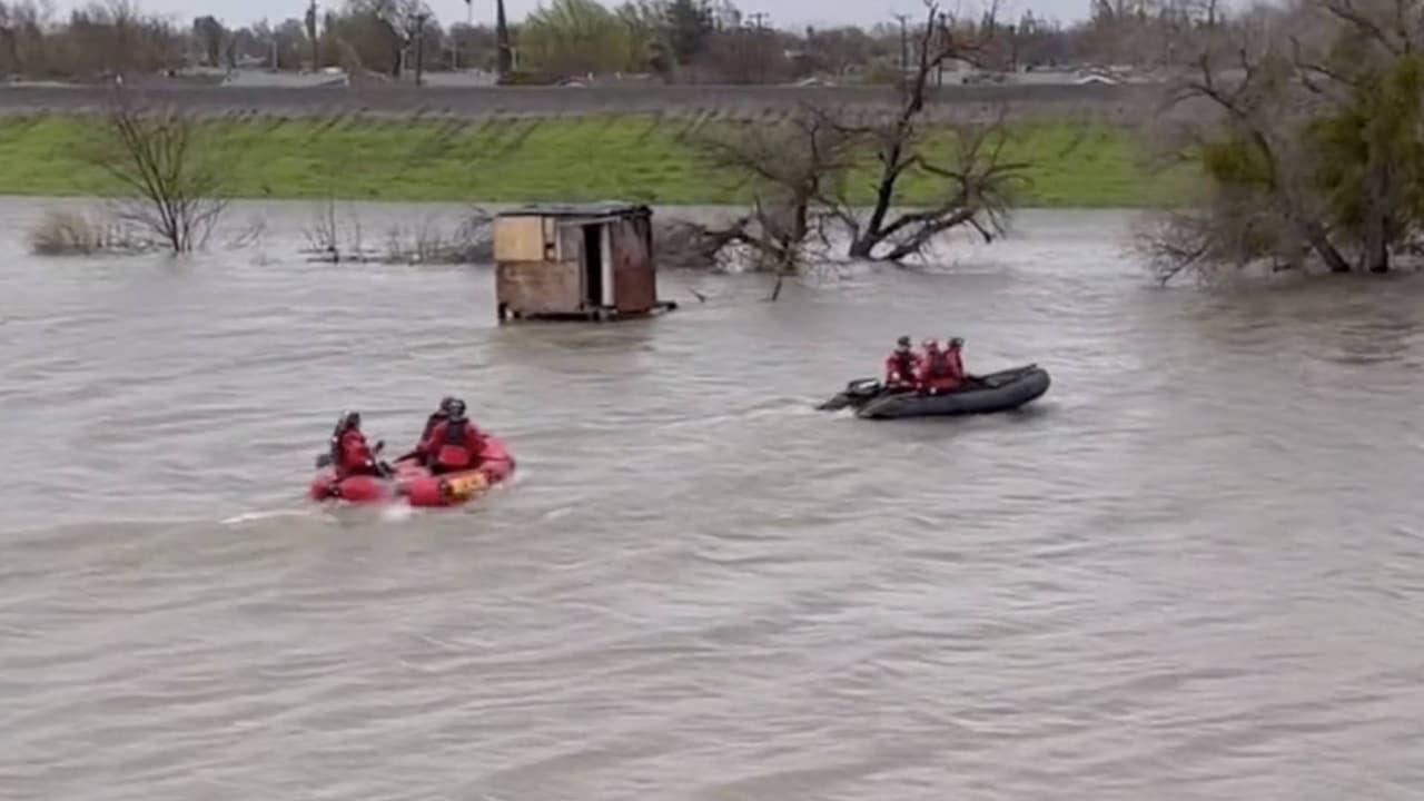 Dos personas y un perro son rescatadas de un arroyo en Sacramento