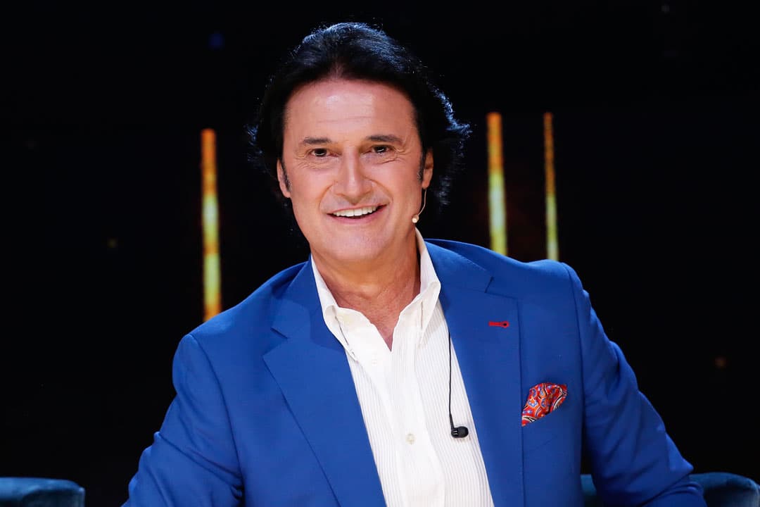 Javier 'Poty' Castillo debutó como juez de la quinta temporada de Mira Quién Baila con un colorido traje.