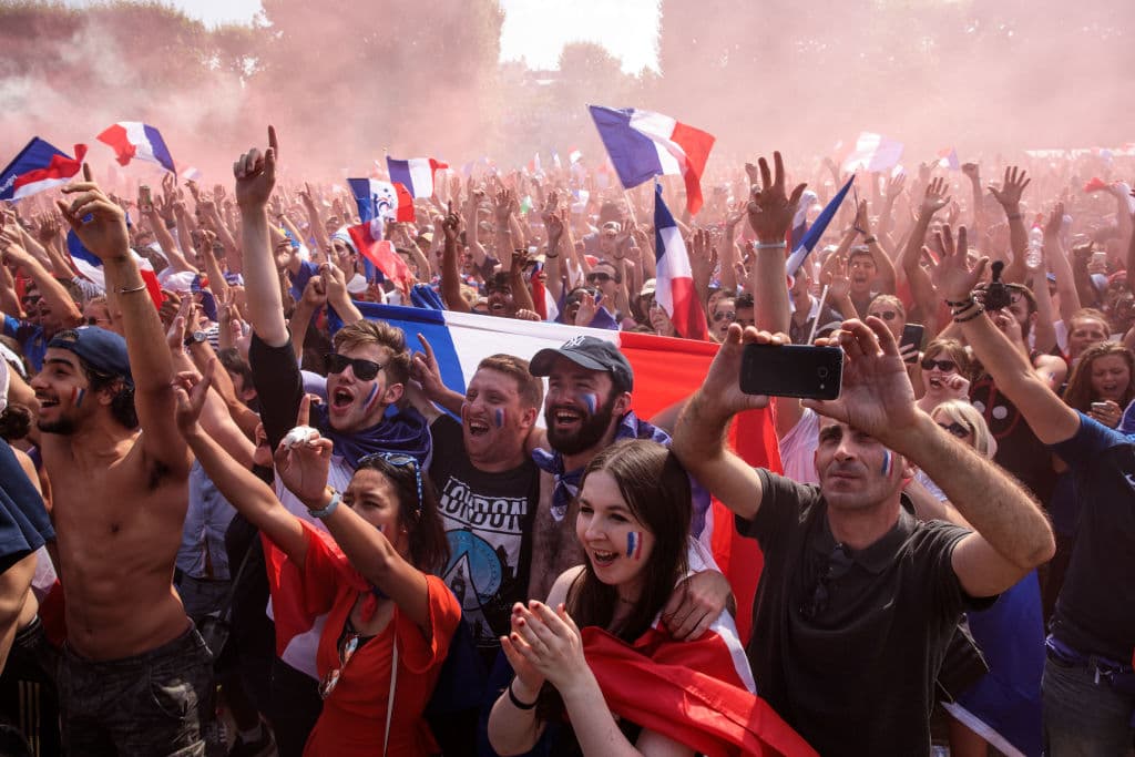 En las calles de París se vive la celebración de los fanáticos por la conquista del título mundial de fútbol por parte de la selección de Francia.