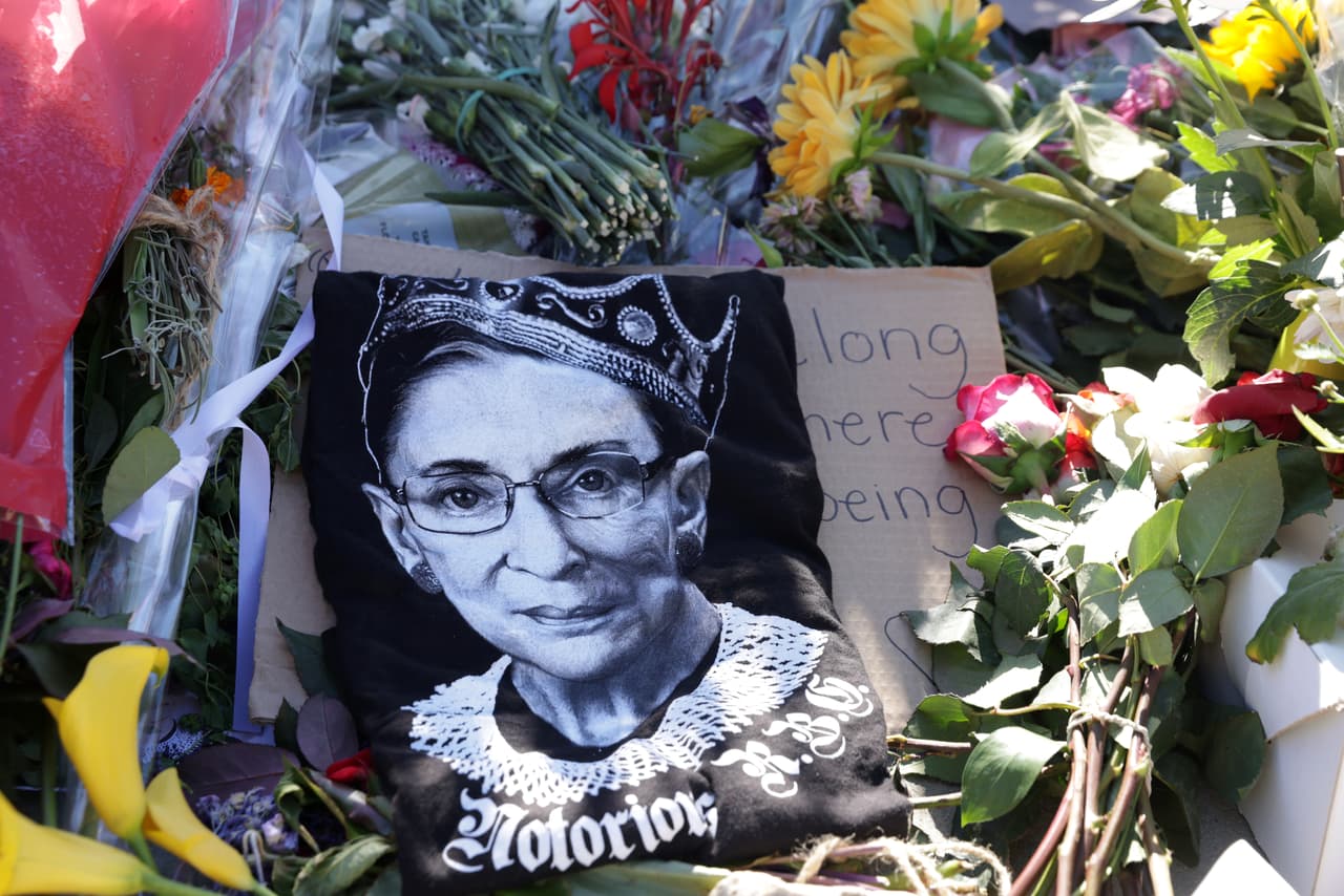 Flores y mensajes en honor a la jueza Ruth Bader Ginsburg frente a la Corte Suprema.