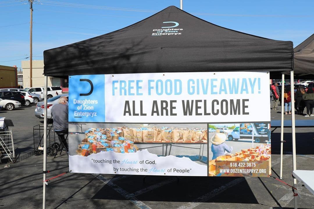 <b>Food and Clothing Closet - Daughters of Zion Enterpryz</b>
<br>Reparte canastas de comida a familias necesitadas una vez cada 30 días, todos los miércoles entre 4:30 y 6:30 pm sobre 6489 47th Street, en Sacramento. Los interesados deber hacer una cita llamando al 916-422-4962 o al 916-422-3875.