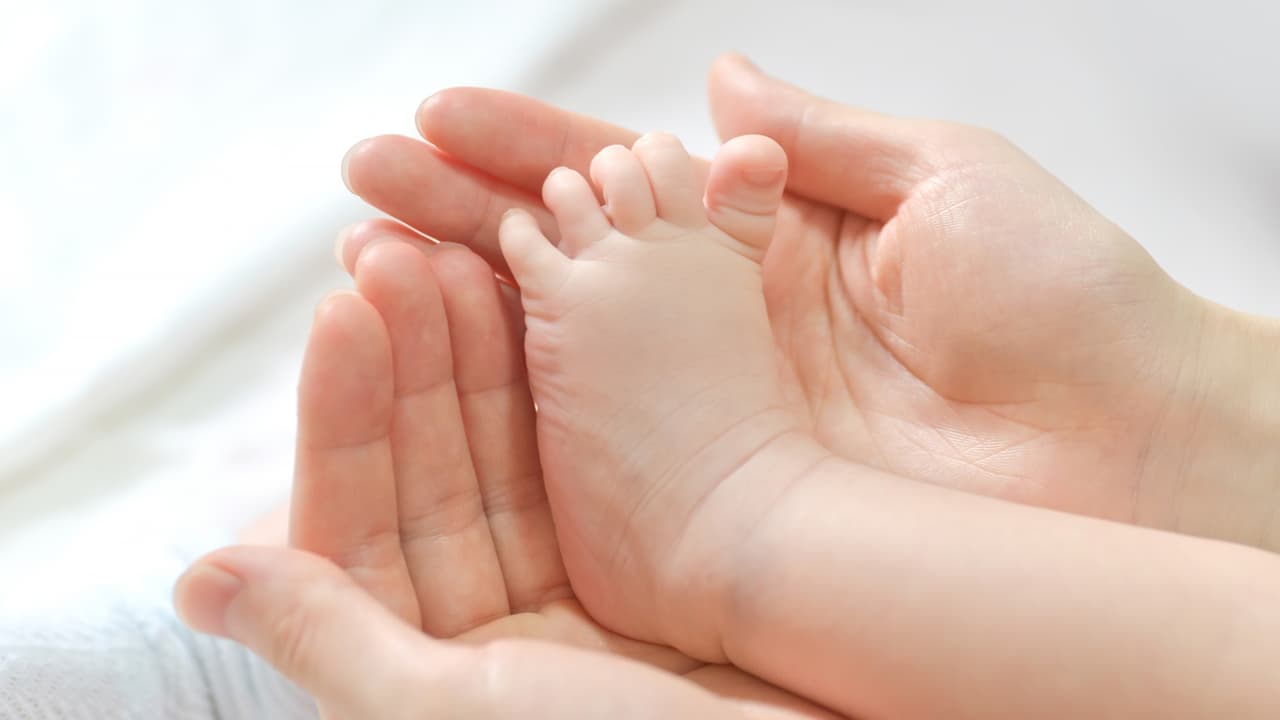 Bebé de 7 semanas llega al hospital; arrestan a sus padres por presunto maltrato
