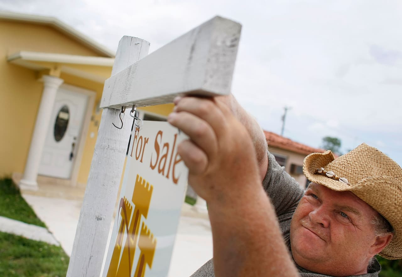 El estudio precisó que solo el estrés relacionado con el lugar de trabajo le cuesta a la sociedad más de 300,000 millones de dólares anuales. En la foto se ve a Jacques Brevery, quien cuelga un signo de venta frente a su casa en Miami, Florida.