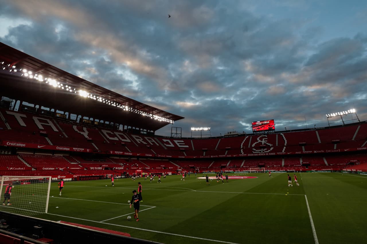 Así lució una bella toma panorámica del Estadio Ramón Sánchez-Pizjuán, desértido a causa de la pandemia. Tenemos que acostumbrarnos durante varios meses a ver los estadios en el mundo de esta manera.
