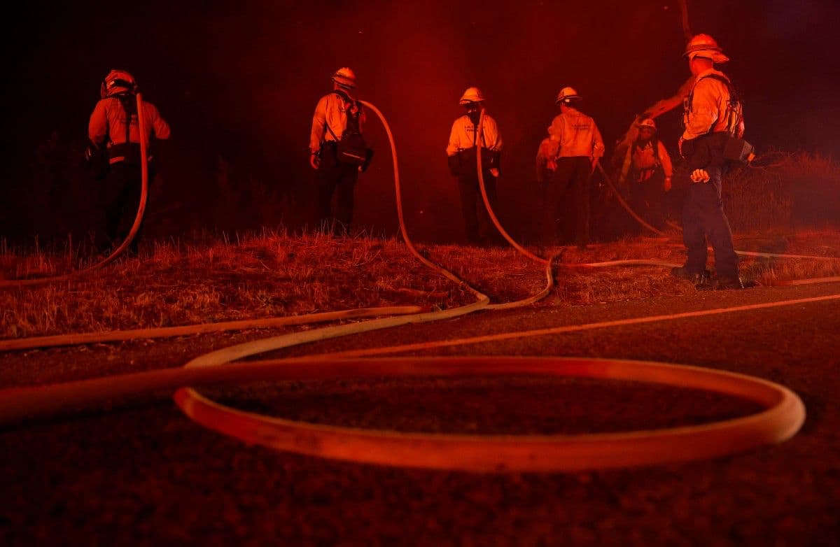 Una cuadrilla de bomberos combatiendo el fuego.