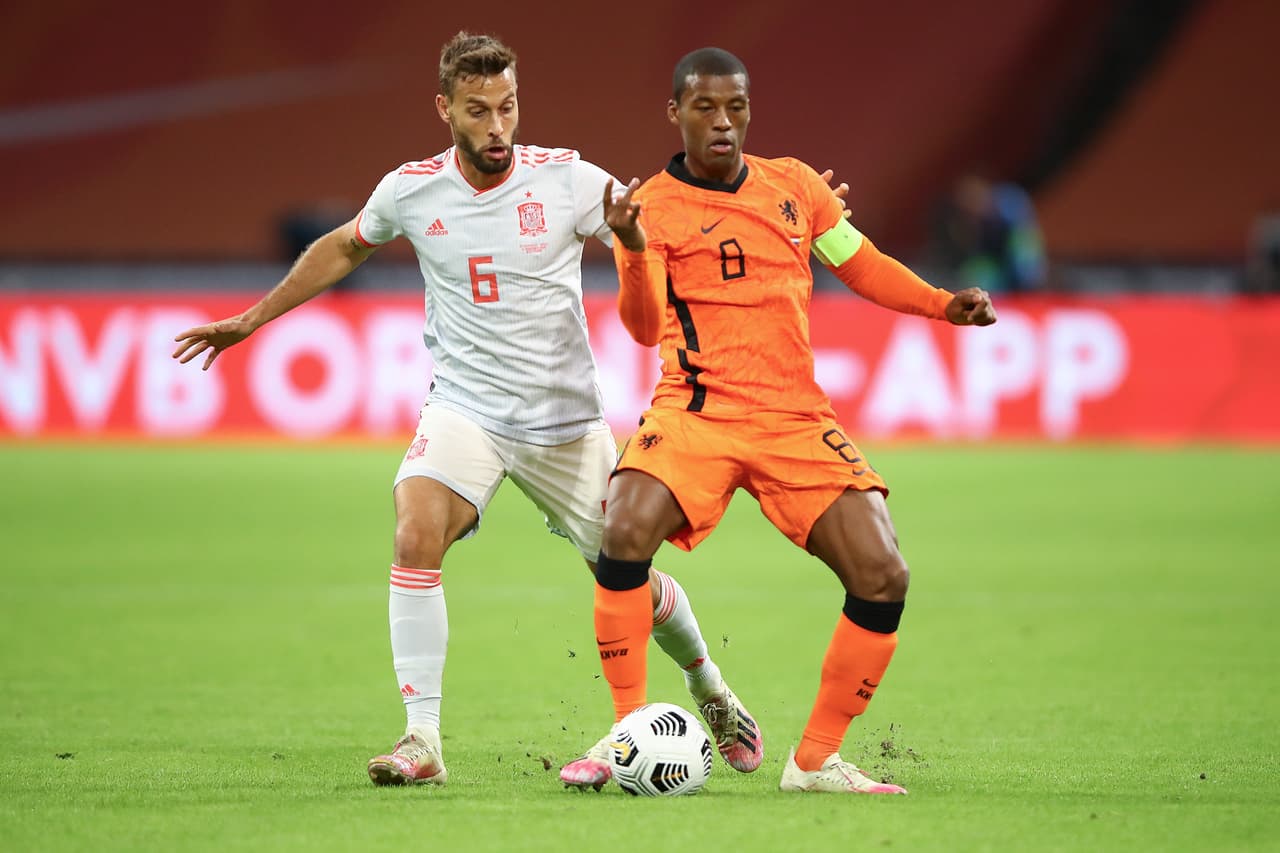 Holanda y España empatan 1-1 en partido amistoso internacional en la Amsterdam Arena. Sergio Canales abrió el marcador al minuto 18 a favor de los españoles, sin embargo, en la segunda parte, Van de Beek iguala el marcador al minuto 48 a favor de la 'Naranja Mecánica'. Sergio Ramos iguala en partidos jugados con su país a Gianluigi Buffon.
