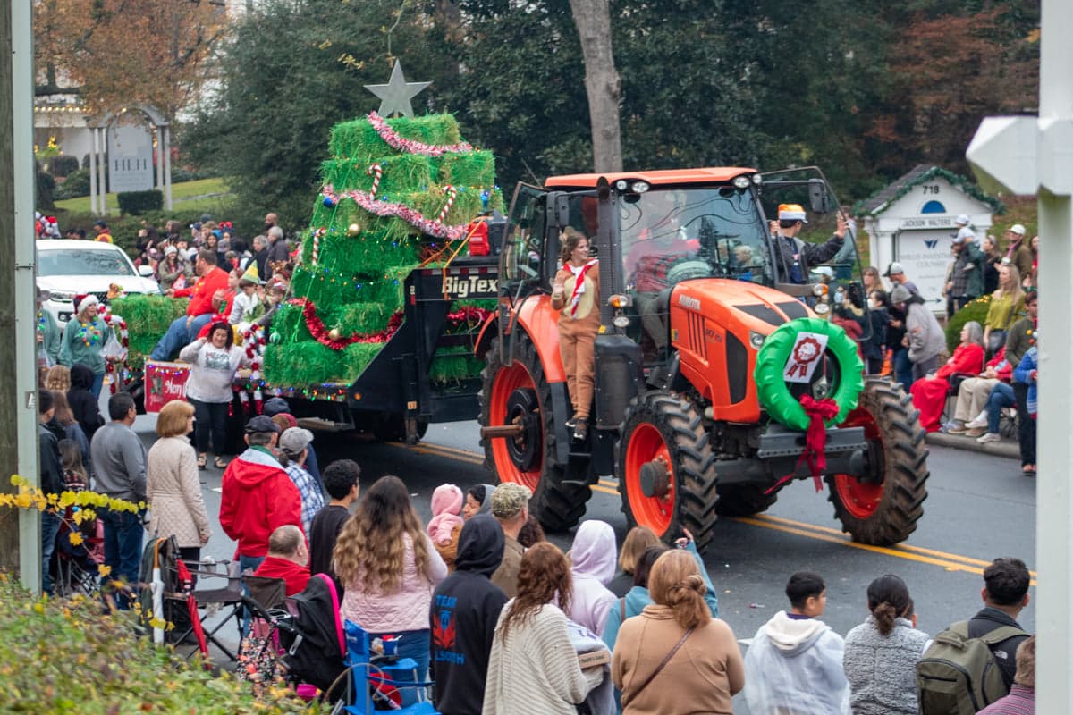 <b>Gainesville</b>. Christmas on Green Street es el gran evento local aquí. Este es un festival victoriano que se celebra el primer domingo de diciembre de cada año. Cuenta con un desfile de autos antiguos, carrozas navideñas, los camellos y reyes magos en vivo. Por lo general, verá personas con trajes victorianos, disfrutará de refrigerios de jornadas de puertas abiertas y verá luminarias que bordean la calle.
<br>
<br>
<b><a href="https://goo.gl/maps/SQFpqYKL3gycB8HM9">Cómo llegar</a></b>