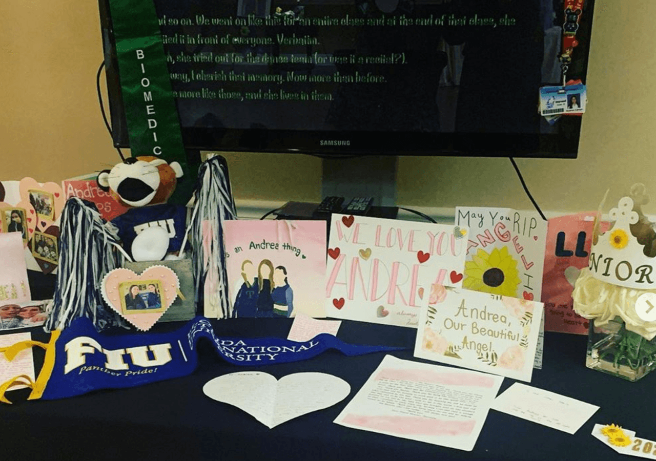 Sus amigos, al no poder estar presenten en el funeral, enviaron decenas de dibujos y recuerdos, para homenajearla durante el servicio religioso.