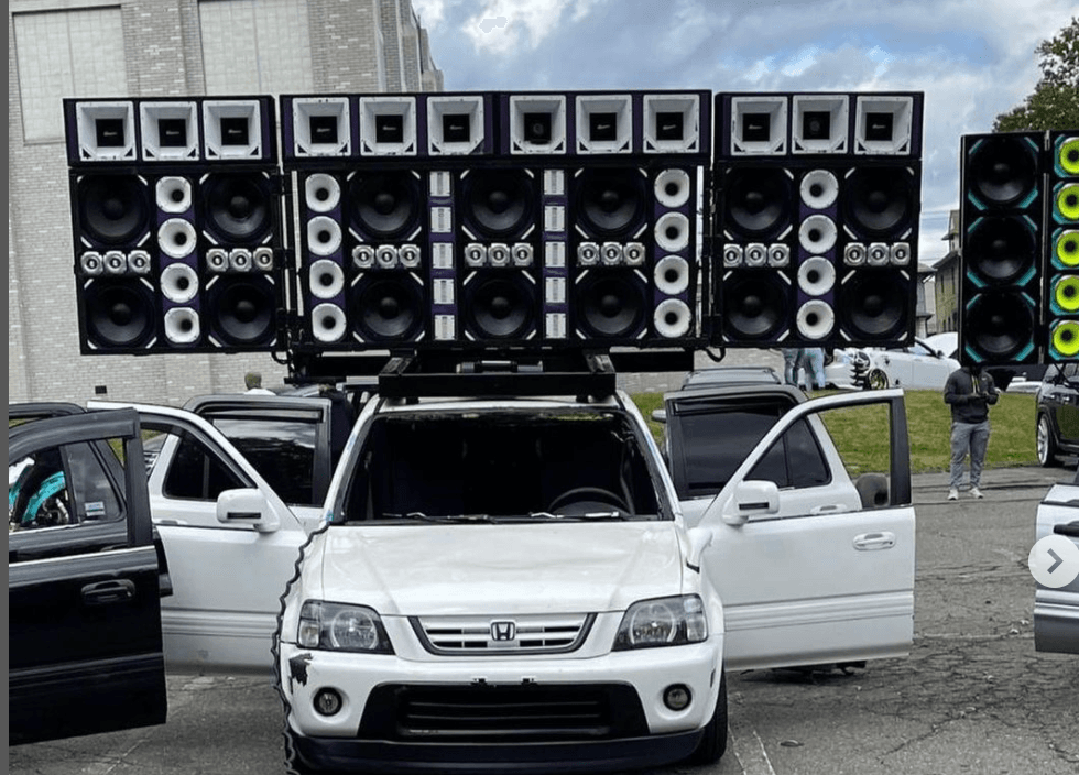 En el caso de Team Viruz y sus colegas, buscan bodegas o sitios alejados. “Nos reunimos mucho en Randall, NY, ahí podemos seguir la rumba y pasarla bien".