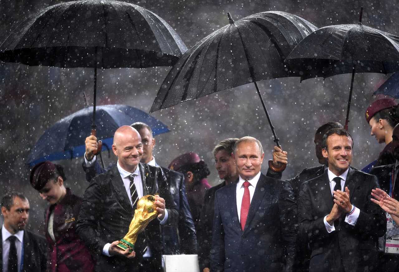 Varios minutos más tarde, con toda la comitiva bañada, llegaron los demás paraguas para tapar la incesante lluvia que azotó la cancha de Luzhnikí.