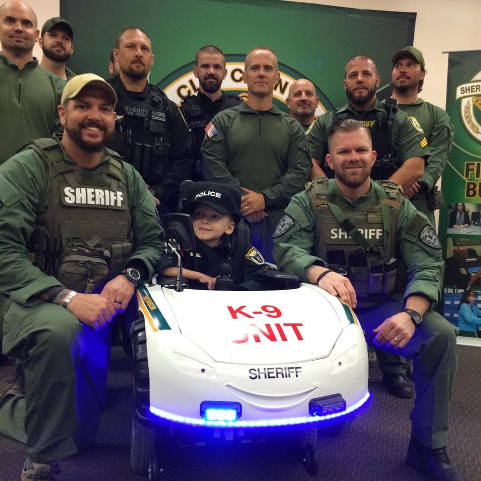 Sueño de navidad: Policía le convierte silla de ruedas en patrulla