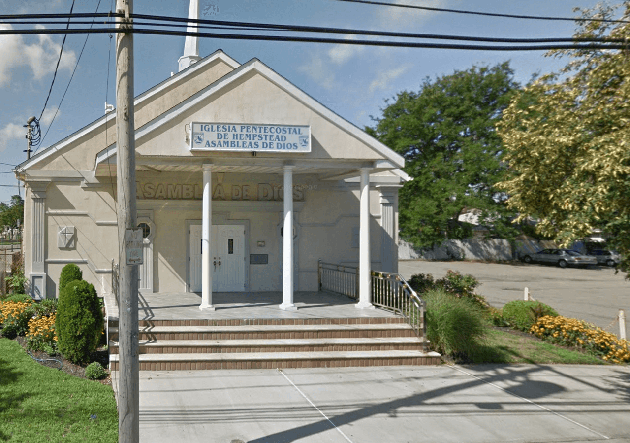 <h3 class="cms-H3-H3">Iglesia Pentecostal De Hempstead</h3>
<br>
<b>Dónde: </b>600 Greenwich Street Hempstead, NY 11550.
<br>
<b>Teléfono:</b> 516-292-7751
<br>
<b>Cuándo:</b> Domingos 9:30AM-11:30AM y Lunes 6PMpm-7:30PM.