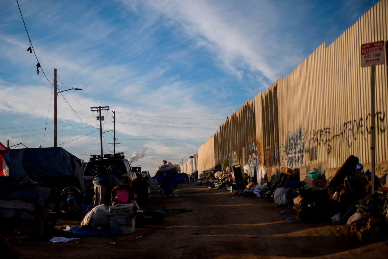 Antes de la pandemia, el problema de personas sin hogar estaba resurgiendo como un importante desafío nacional, especialmente en las grandes ciudades. El recuento anual, realizado en una sola noche de enero de 2020, mostró datos preocupantes: por primera vez en años, el número de personas sin hogar entre los veteranos y las familias no bajó. Si bien la mayoría de las personas miembros de familias con niños menores de 18 años estaban en lugares protegidos (90%), el número de familias desamparadas que no estaba en un sitio protegido aumentó un 13%.