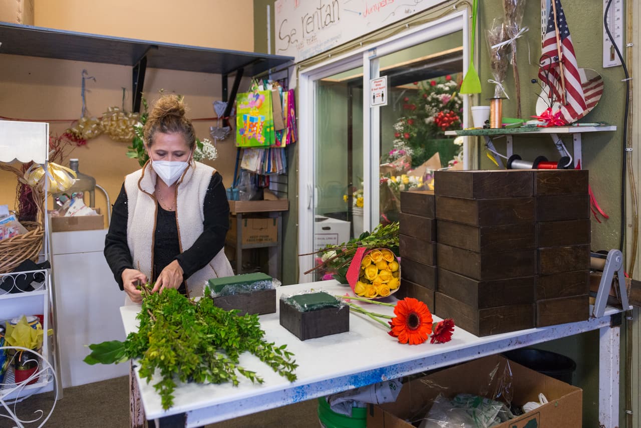 Graciela Osorio es propietaria de la floristería Gracy's en el este de Los Angeles, California, que manejaba con su marido.