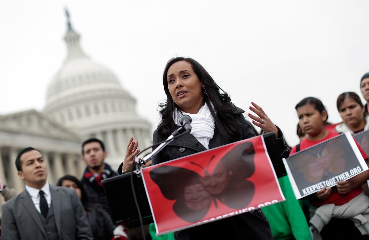 Siete dreamers, incluida Erika Andiola, siguen arrestados y en huelga de hambre mientras temen la llegada de ICE