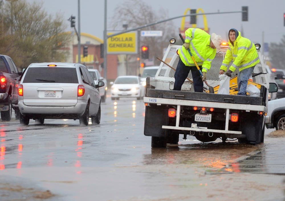 Trabajadores de Hisperia llenan sacos de arena para reducir las consecuencias de las tormentas.