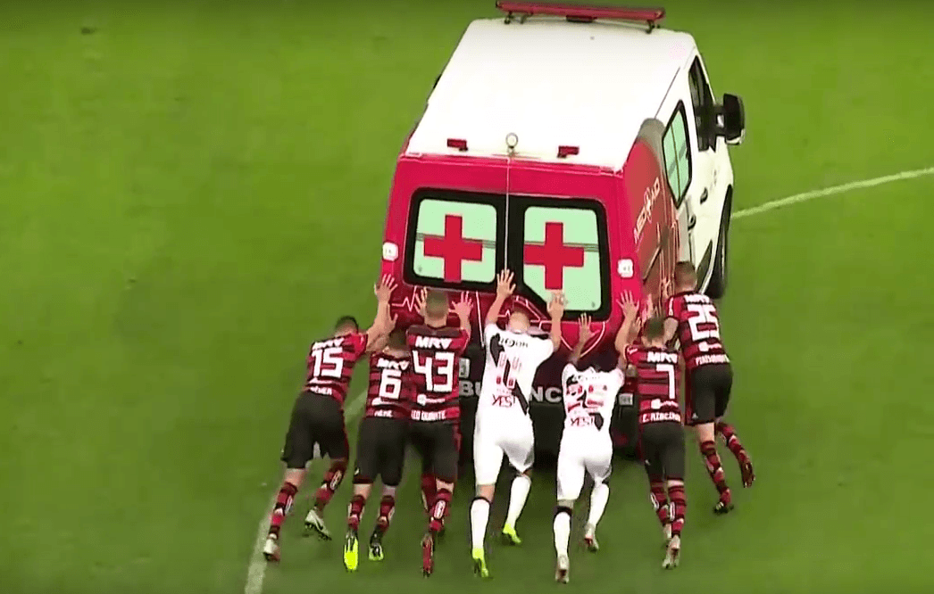 Un hecho inaudito se presentó cuando una ambulancia necesitó de la ayuda de futbolistas para poder moverse en pleno partido del fútbol de primera división en Brasil.