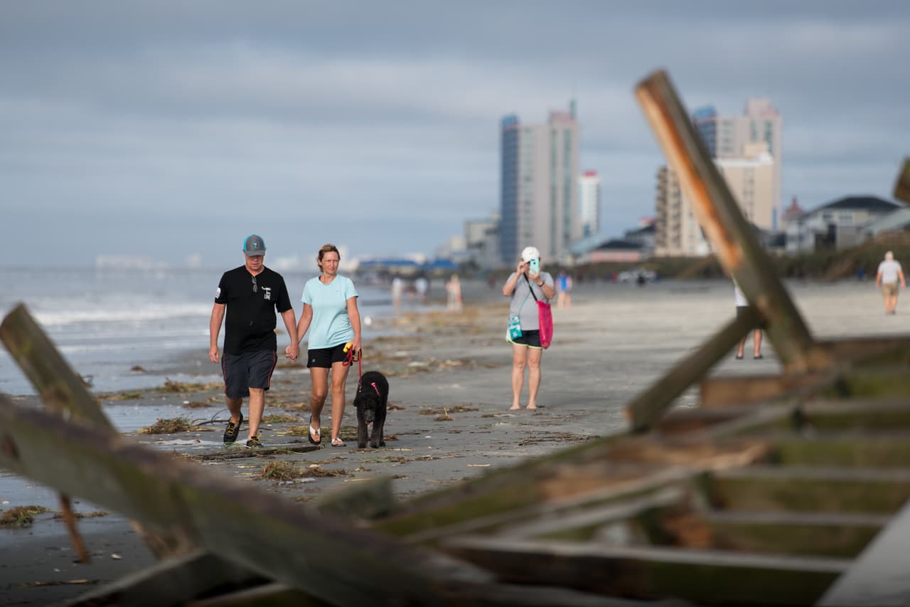 Isaías, degradado a tormenta tropical el martes, tocó tierra en Carolina del Norte como un huracán de categoría uno. Las ráfagas de viento alcanzaron las 85 mph, dejando múltiples destrozos y al menos dos fallecidos.