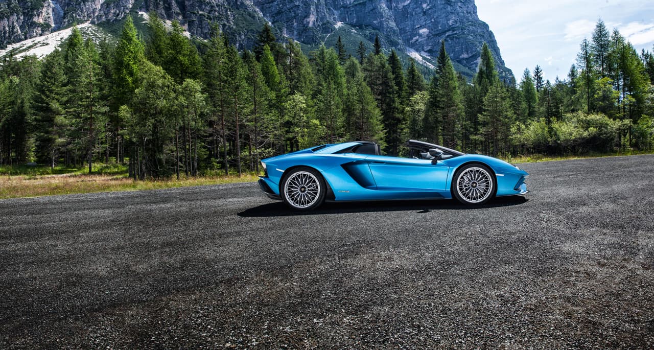 El Lamborghini Aventador S Roadster para dos personas que no podrá manejar Cardi B
<b>cuenta con un motor V12 de 740 caballos de fuerza</b>, logra el 0 a 60 mph en 3.0 segundos y alcanza una velocidad máxima de 217 mph.