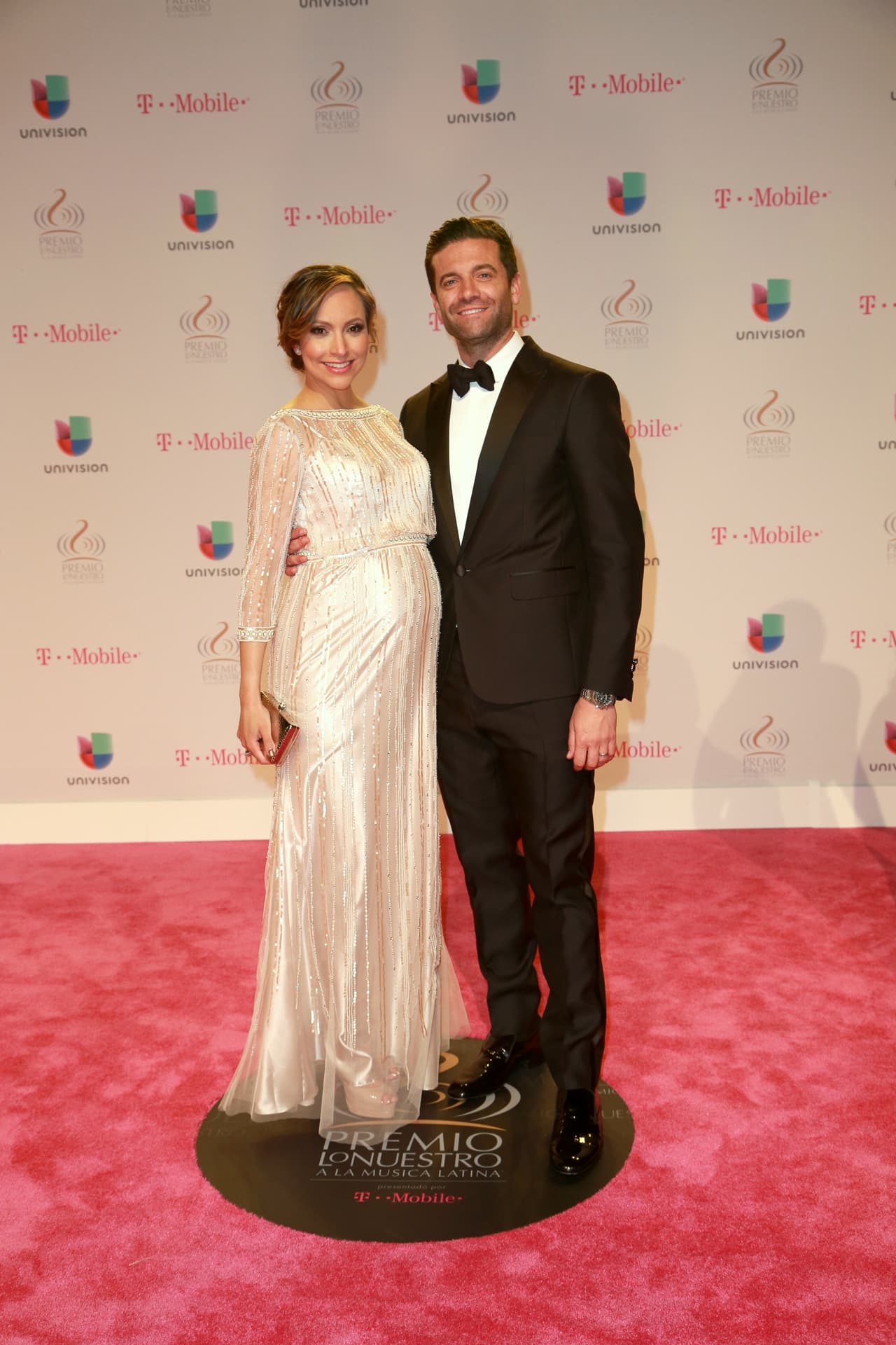 Satcha Pretto y Aaron llegaron a la Alfombra Roja de Premio Lo Nuestro, muy enamorados.