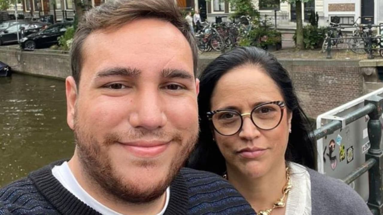 Alejandro Estrada junto a su madre Olga Cardona