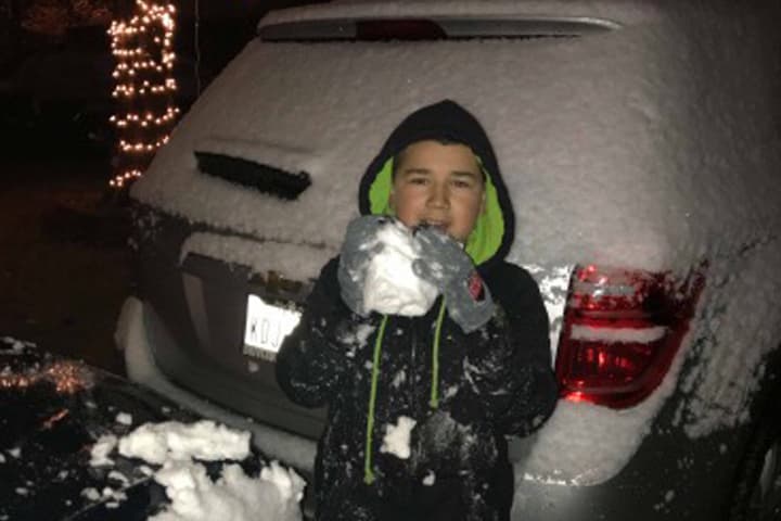 Muchos aprovecharon el raro evento para tomarse fotos, jugar con la nieve y construir el tradicional muñeco navideño.