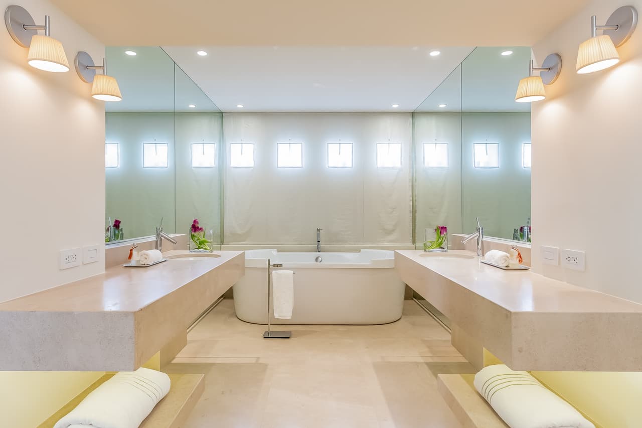 La casa tiene más baños que cuartos. Este es el baño aledaño a la habitación principal.