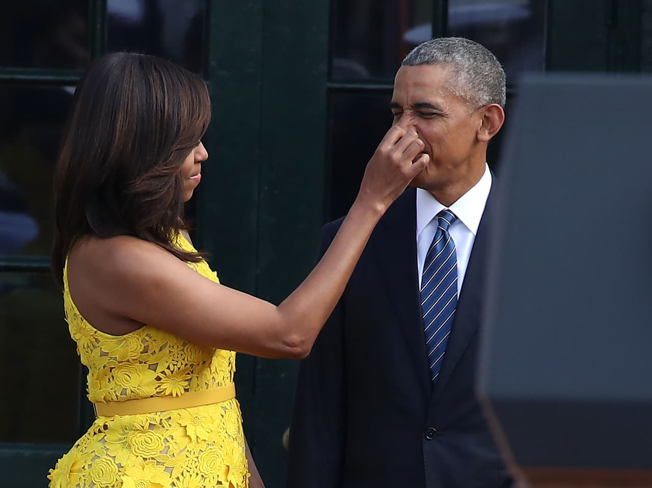 Los gestos de cariño siempre fueron comunes. Aquí, Michelle acicalaba a Obama mientras esperaban al Primer Ministro de Singapur en la Casa Blanca en 2016. Michelle siempre fue espontánea con su marido.