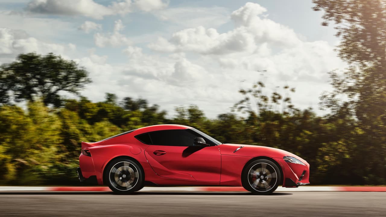 El Toyota Supra 2020 llega con ruedas de aleación de 19 pulgadas con neumáticos Michelin Pilot Super Sport.
