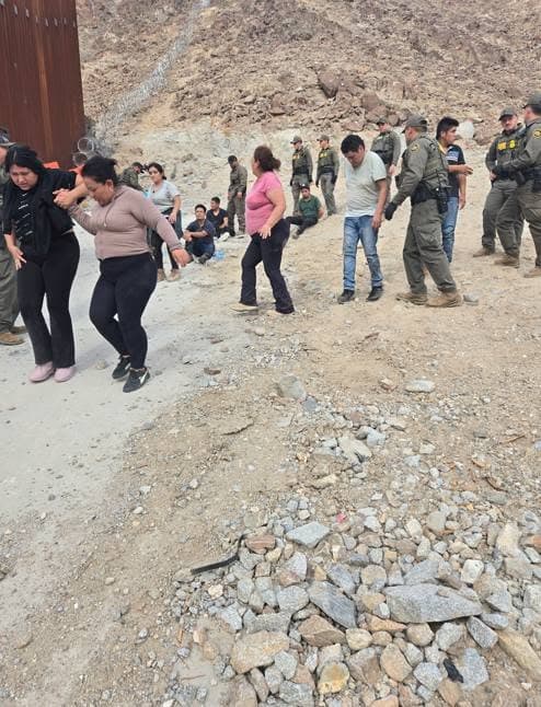 El conductor los abadonó en el desierto y huyó a México, donde fue ubicado y detenido por las autoridades.